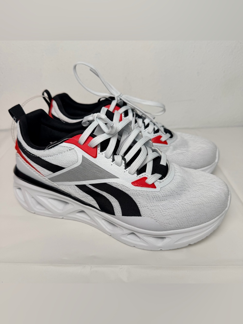 Reebok kids White Black Red Running Shoes size 4 - Picture 8 of 8